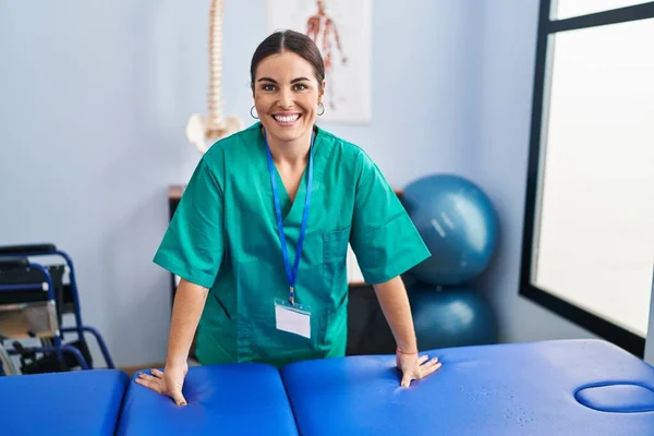 Young Beautiful Hispanic Woman Pysiotherapist Smiling Confident Standing Rehab Clinic — ストック写真