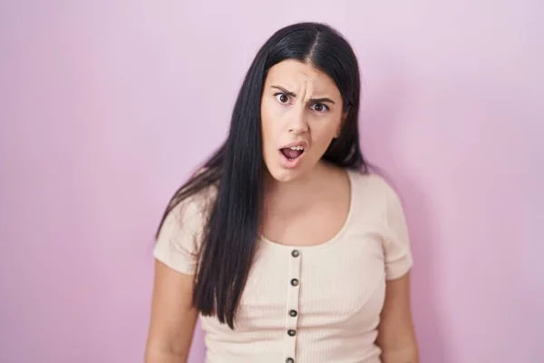 Jonge Spaanse Vrouw Staande Roze Achtergrond Shock Gezicht Zoek Sceptisch — Stockfoto