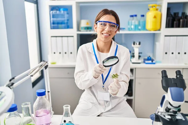 Mujer Hispana Joven Vistiendo Uniforme Científico Usando Lupa Laboratorio —  Fotos de Stock