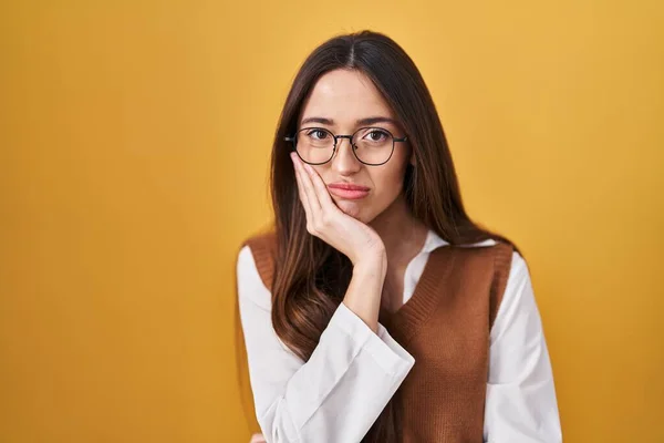 Young Brunette Woman Standing Yellow Background Wearing Glasses Thinking Looking — Stock Photo, Image
