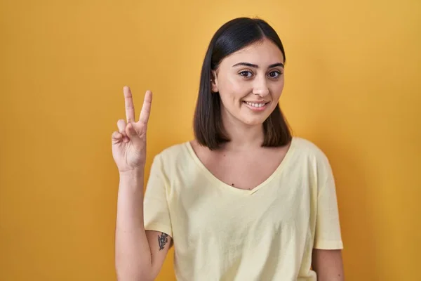 Spaans Meisje Draagt Casual Shirt Gele Achtergrond Glimlachend Naar Camera — Stockfoto
