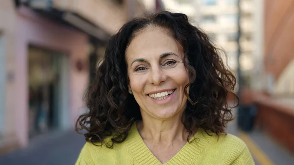 Middle Age Hispanic Woman Smiling Confident Street — ストック写真