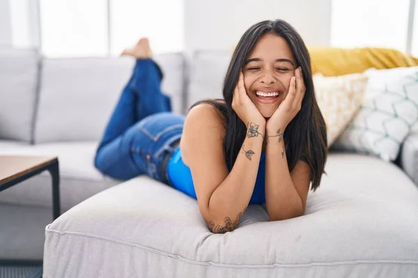 Jonge Latino Vrouw Glimlachen Zelfverzekerd Liggend Bank Thuis — Stockfoto