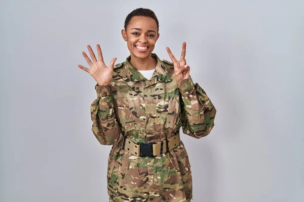 Красивая Африканская Американка Камуфляжной Армейской Униформе Показывает Показывает Пальцами Номер — стоковое фото