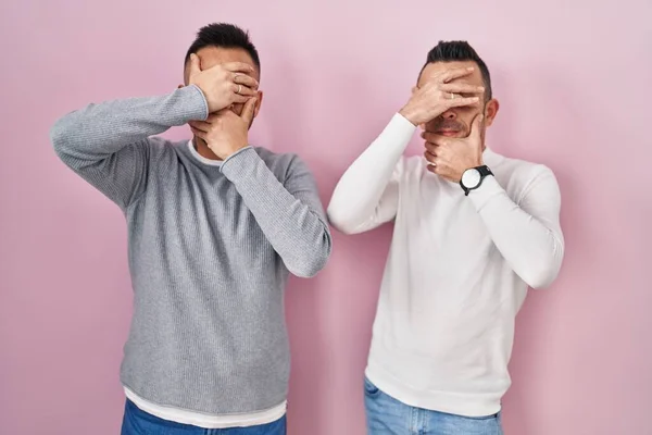 Pembe Arka Planda Duran Eşcinsel Çift Gözlerini Ağzını Elleriyle Kapatıyor — Stok fotoğraf