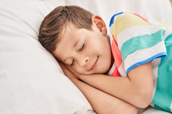 Sarışın Çocuk Oyuncak Ayıyı Kucaklıyor Yatak Odasında Uyuyor — Stok fotoğraf