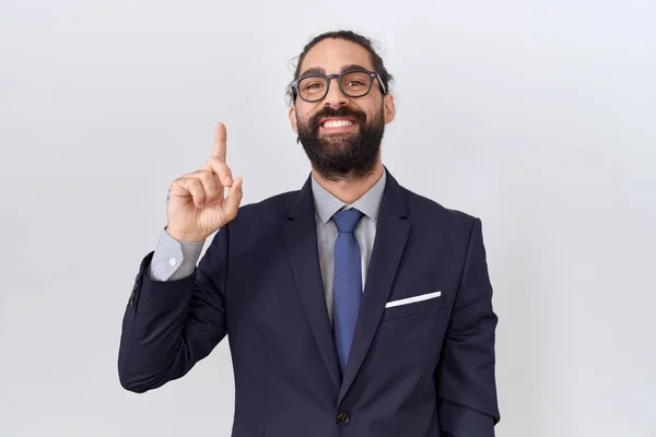 Homem Hispânico Com Barba Vestindo Terno Gravata Mostrando Apontando Para — Fotografia de Stock