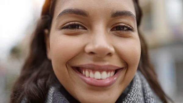 年轻美丽的惊慌失措的女人在街上自信地微笑 — 图库照片