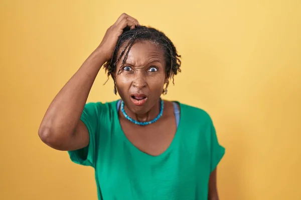 Afrikansk Kvinna Med Dreadlocks Står Över Gul Bakgrund Chock Ansikte — Stockfoto