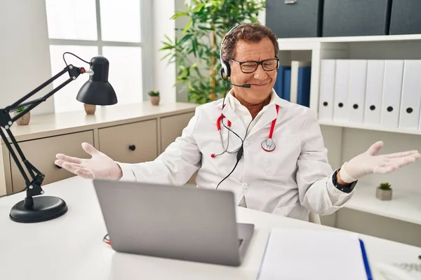 Senior Doctor Man Working Online Appointment Smiling Showing Both Hands — Stock Photo, Image
