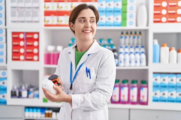 Joven Mujer Farmacéutico Escaneo Pastillas Botella Farmacia — Foto de Stock