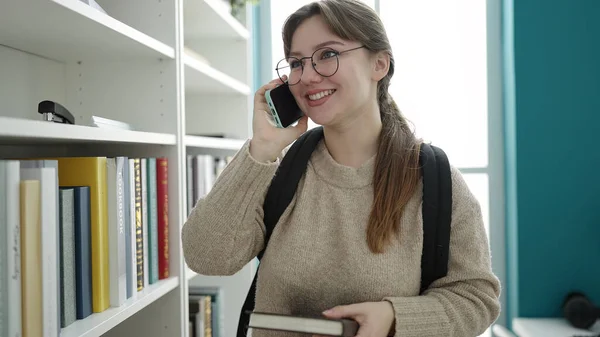 Jovem Loira Estudante Falando Smartphone Universidade Biblioteca — Fotografia de Stock