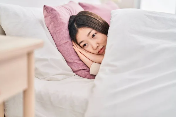 Çinli Kadın Yatakta Kendinden Emin Bir Şekilde Gülümsüyor — Stok fotoğraf