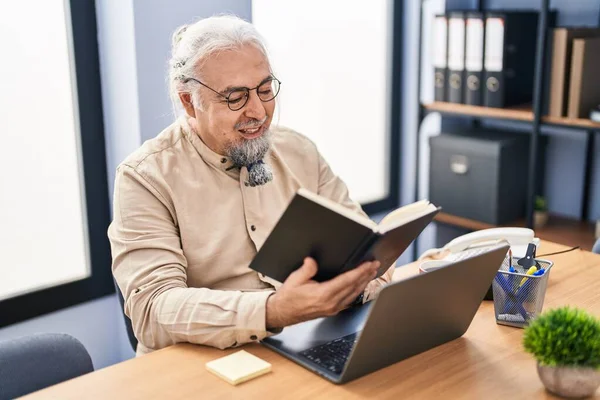 Middle Age Grey Haired Man Business Worker Using Laptop Reading — Foto Stock