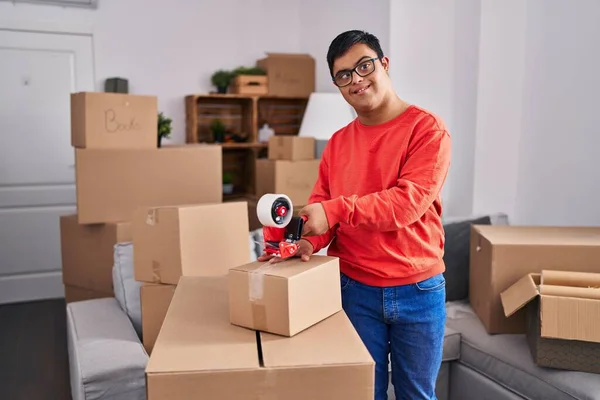 Σύνδρομο Άνθρωπος Χαμογελά Αυτοπεποίθηση Συσκευασίας Χαρτονένιο Κουτί Στο Νέο Σπίτι — Φωτογραφία Αρχείου