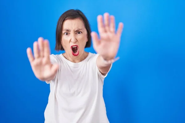 Middle Age Hispanic Woman Standing Blue Background Doing Stop Gesture — ストック写真