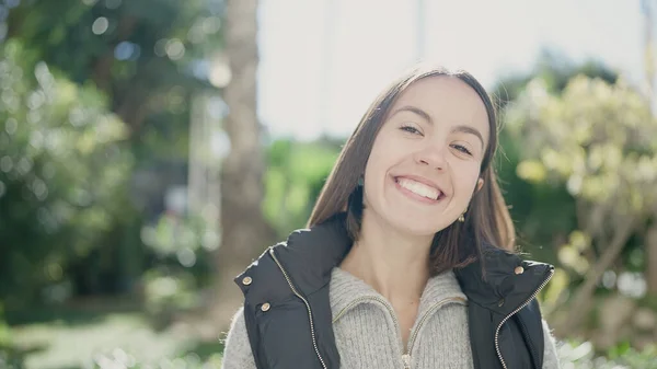 Jovem Bela Mulher Hispânica Sorrindo Confiante Parque — Fotografia de Stock