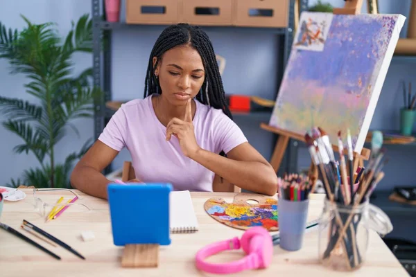 African American Woman Artist Having Online Draw Class Art Studio — Stock Photo, Image