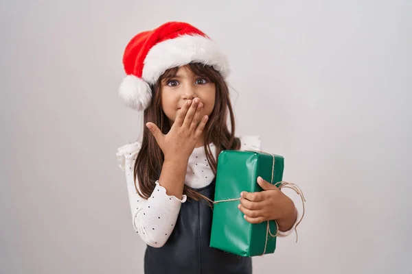 Küçük Spanyol Kız Noel Şapkası Takıyor Elinde Hediyelerle Ağzını Eliyle — Stok fotoğraf