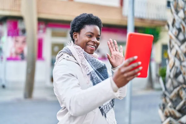 非洲裔美国妇女充满自信地微笑着 在街上进行视频通话 — 图库照片