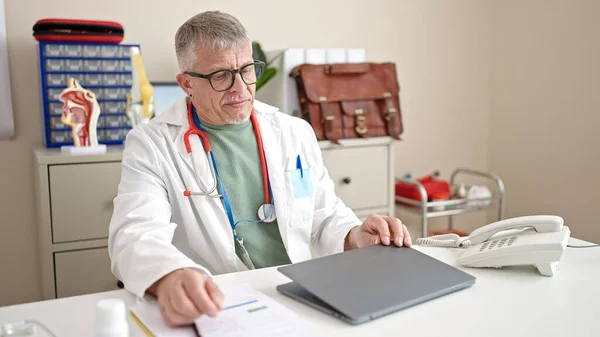 Középkorú Ősz Hajú Férfi Orvos Nyitó Laptop Dolgozik Klinikán — Stock Fotó