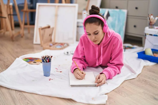 Young Woman Artist Listening Music Drawing Notebook Art Studio — Zdjęcie stockowe