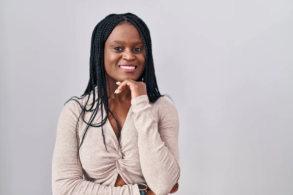 Afrikanerin Mit Zöpfen Die Vor Weißem Hintergrund Steht Und Besorgt — Stockfoto
