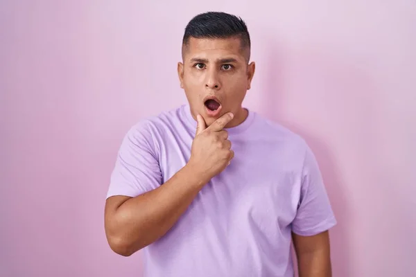 Young Hispanic Man Standing Pink Background Looking Fascinated Disbelief Surprise — Φωτογραφία Αρχείου