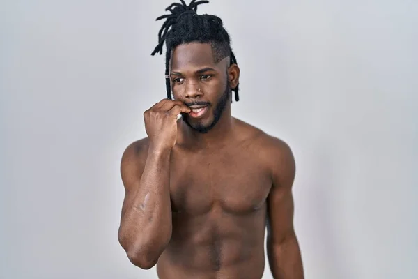 Hombre Africano Con Rastas Pie Sin Camisa Sobre Fondo Aislado —  Fotos de Stock