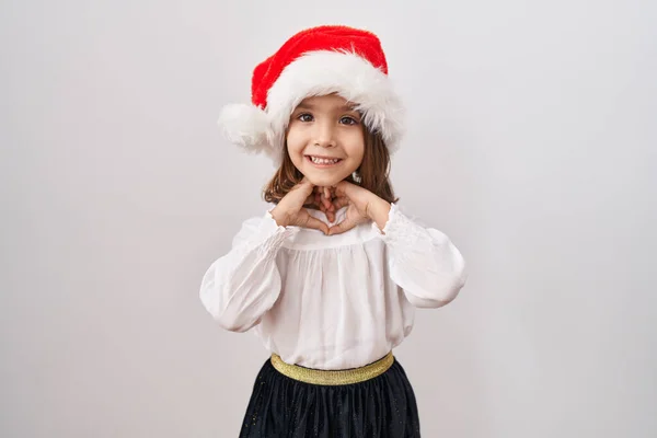 Pequena Menina Hispânica Vestindo Chapéu Natal Sorrindo Amor Fazendo Forma — Fotografia de Stock
