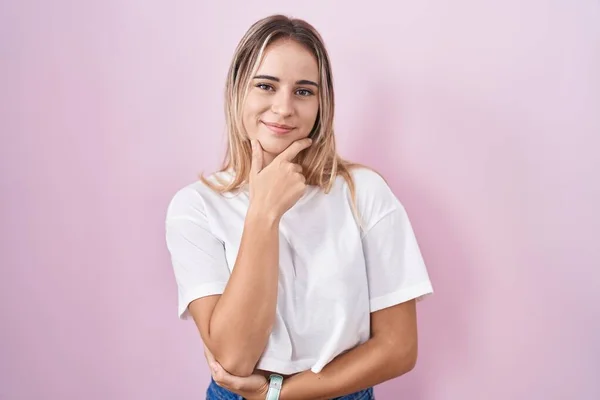 Jonge Blonde Vrouw Die Roze Achtergrond Staat Zelfverzekerd Naar Camera — Stockfoto