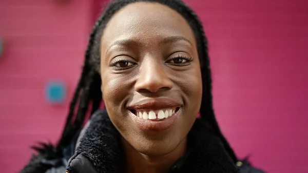 Femme Afro Américaine Souriante Confiante Debout Sur Fond Métallique Rose — Photo