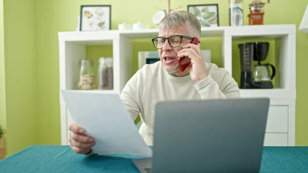Hombre Pelo Gris Mediana Edad Hablando Documento Lectura Teléfonos Inteligentes —  Fotos de Stock