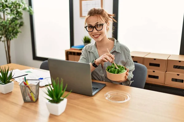Young Caucasian Woman Business Worker Using Laptop Eating Salad Office — Stockfoto