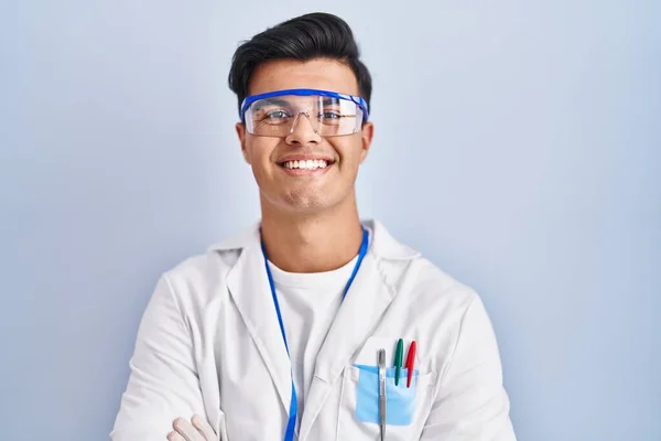 Hispanic Man Arbetar Som Forskare Glad Ansikte Leende Med Korsade — Stockfoto