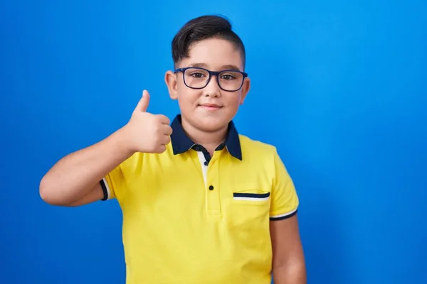 Joven Niño Hispano Pie Sobre Fondo Azul Sonriendo Feliz Positivo — Foto de Stock