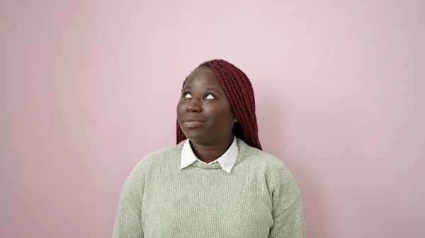 Африканская Женщина Плетеными Волосами Уверенно Улыбается Сторону Изолированном Розовом Фоне — стоковое фото