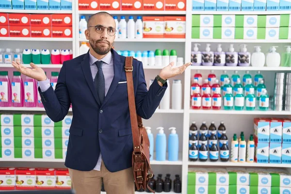 Латиноамериканец Бородой Работающий Продавцом Аптеке Невежественное Запутанное Выражение Лица Поднятыми — стоковое фото