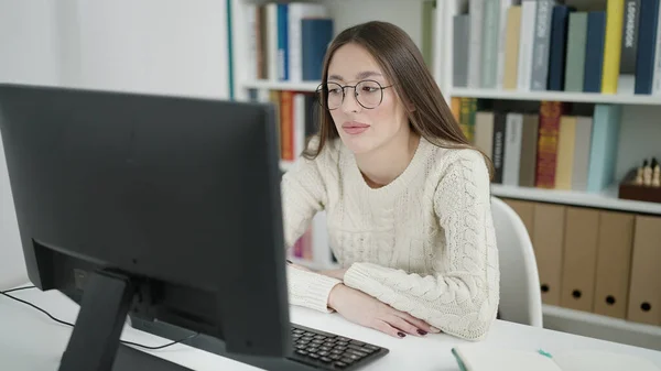 Young Beautiful Hispanic Woman Student Using Computer Studying Library University — 图库照片