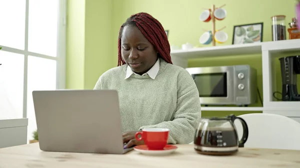 Afrykanka Plecionymi Włosami Przy Użyciu Laptopa Pije Kawę Jadalni — Zdjęcie stockowe