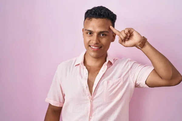 Junger Hispanischer Mann Der Über Rosa Hintergrund Steht Und Lächelnd — Stockfoto