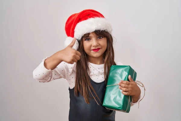 Liten Latinamerikansk Flicka Bär Jul Hatt Och Håller Gåvor Ler — Stockfoto