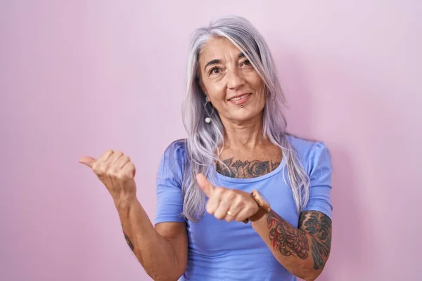 Donna Mezza Età Con Tatuaggi Piedi Sfondo Rosa Che Punta — Foto Stock