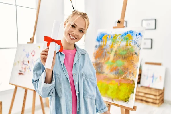 Young Caucasian Woman Artist Smiling Confident Holding Diploma Art Studio — Stock Photo, Image