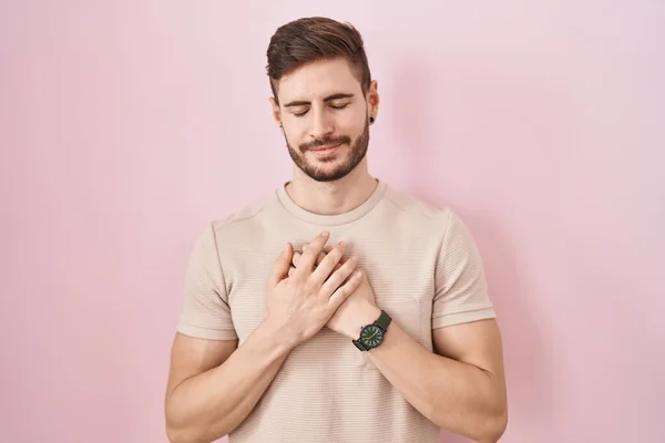 Homem Hispânico Com Barba Sobre Fundo Rosa Sorrindo Com Mãos — Fotografia de Stock