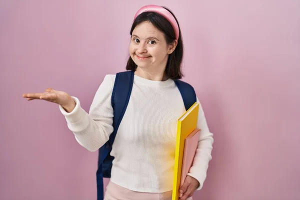 Mulher Com Síndrome Usando Mochila Estudantil Segurando Livros Sorrindo Alegre — Fotografia de Stock