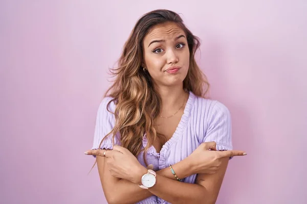Young Hispanic Woman Standing Pink Background Pointing Both Sides Fingers — Stock Photo, Image