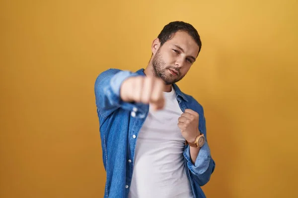 Hispanic Man Standing Yellow Background Punching Fist Fight Aggressive Angry — 스톡 사진