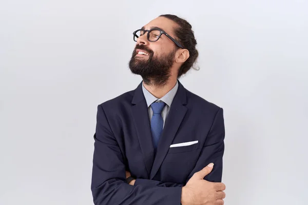 Hispanischer Mann Mit Bart Anzug Und Krawatte Lächelnd Zur Seite — Stockfoto
