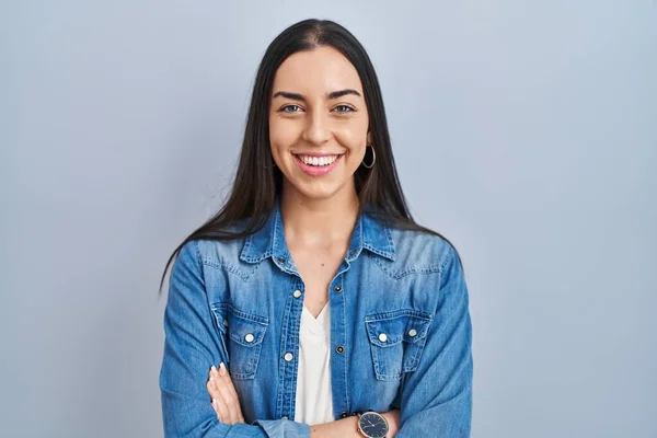 Eine Spanierin Steht Vor Blauem Hintergrund Und Lächelt Mit Verschränkten — Stockfoto